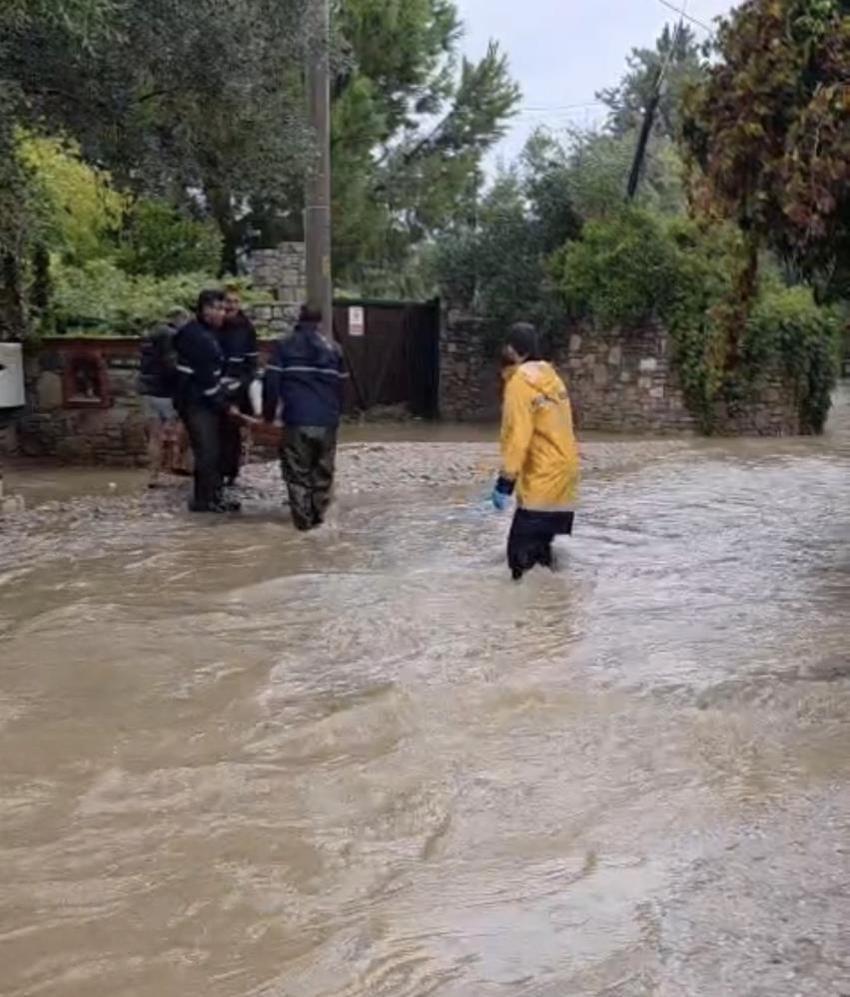 Bodrum’da sağanak dehşeti: Cadde ve sokaklar göle döndü