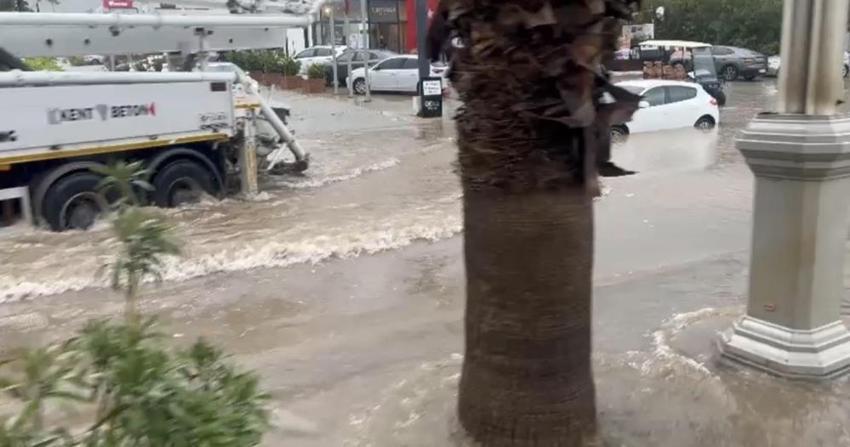 Bodrum’da sağanak dehşeti: Cadde ve sokaklar göle döndü