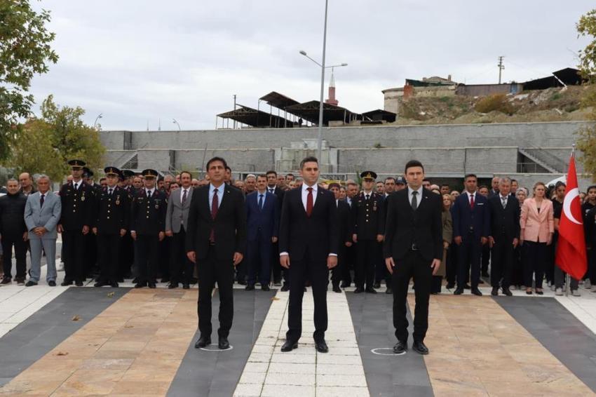 Manisa'da Cumhuriyet Bayramı coşkusu çelenk töreniyle başladı