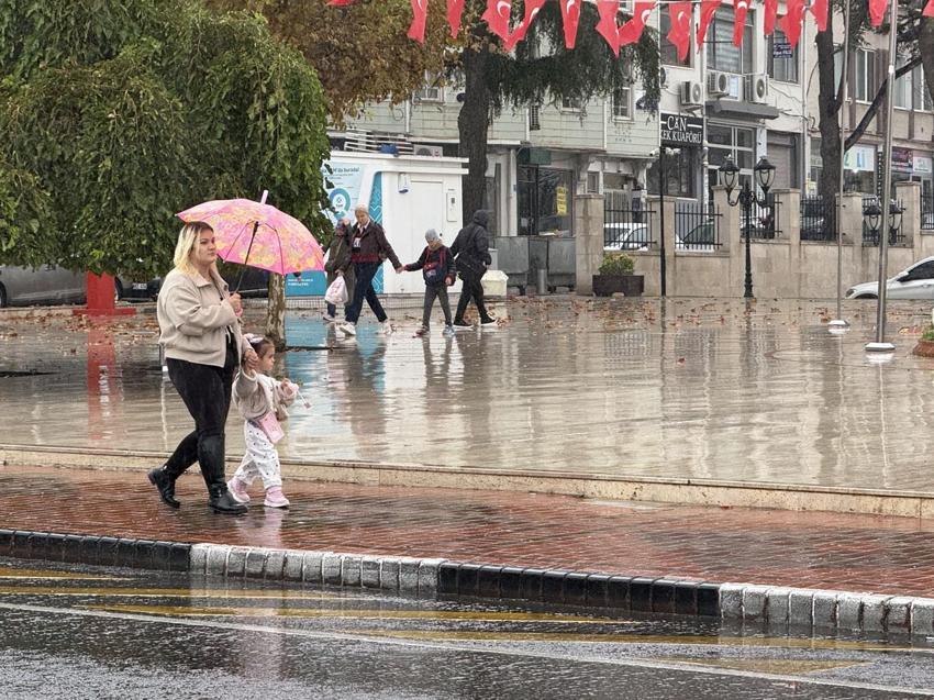 Sağanak yağışlar kuvvetli geliyor! Meteoroloji ve AFAD tarih vererek İstanbul ve birçok ili uyardı: Şiddetli yağışlara dikkat