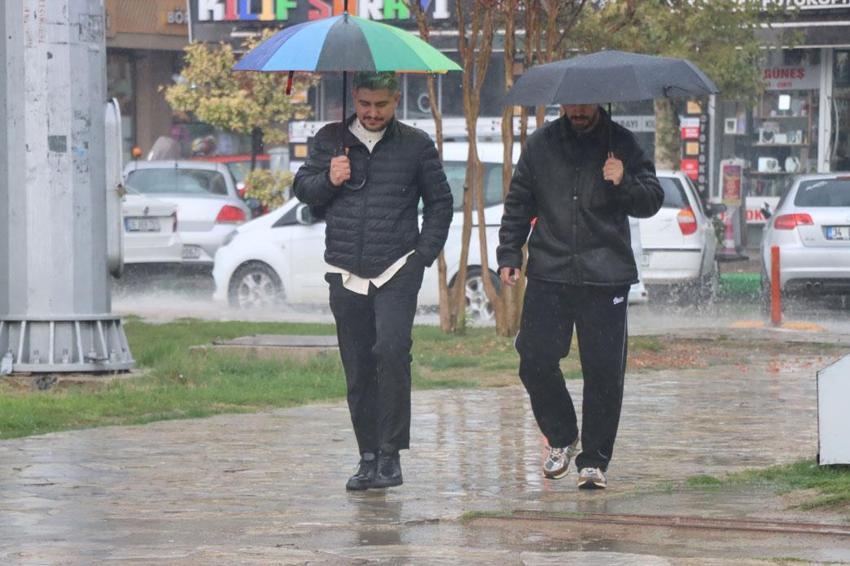 Sağanak yağışlar kuvvetli geliyor! Meteoroloji ve AFAD tarih vererek İstanbul ve birçok ili uyardı: Şiddetli yağışlara dikkat