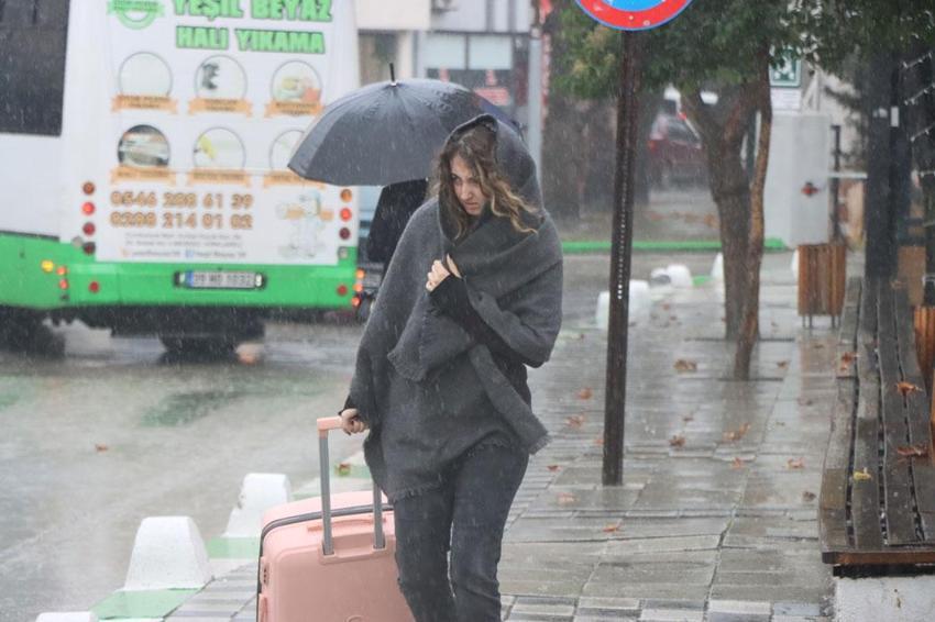 Sağanak yağışlar kuvvetli geliyor! Meteoroloji ve AFAD tarih vererek İstanbul ve birçok ili uyardı: Şiddetli yağışlara dikkat