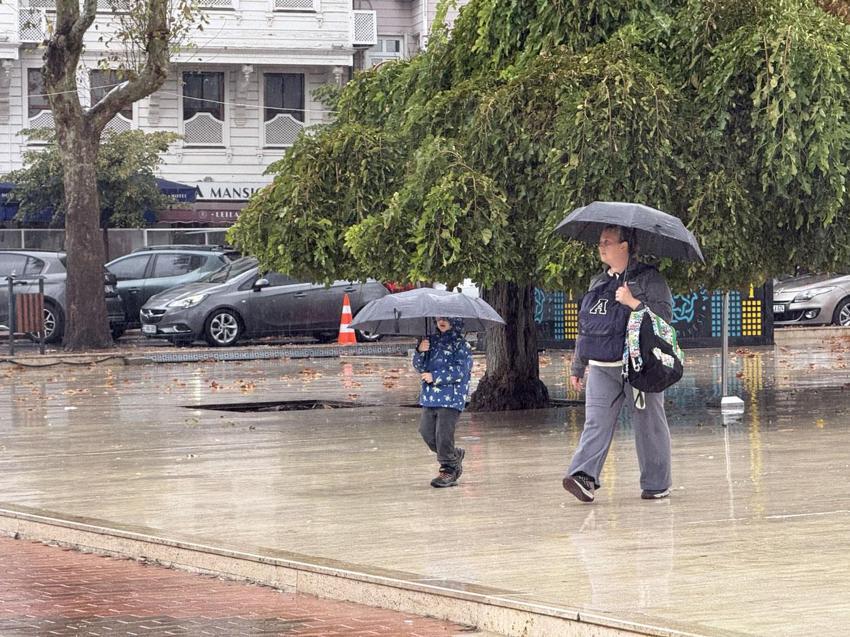 Sağanak yağışlar kuvvetli geliyor! Meteoroloji ve AFAD tarih vererek İstanbul ve birçok ili uyardı: Şiddetli yağışlara dikkat