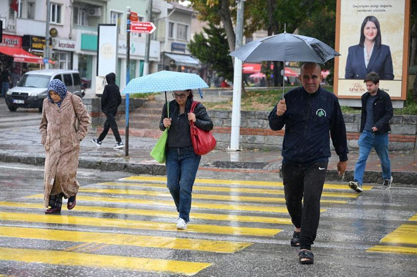 Sağanak yağışlar kuvvetli geliyor! Meteoroloji ve AFAD tarih vererek İstanbul ve birçok ili uyardı: Şiddetli yağışlara dikkat