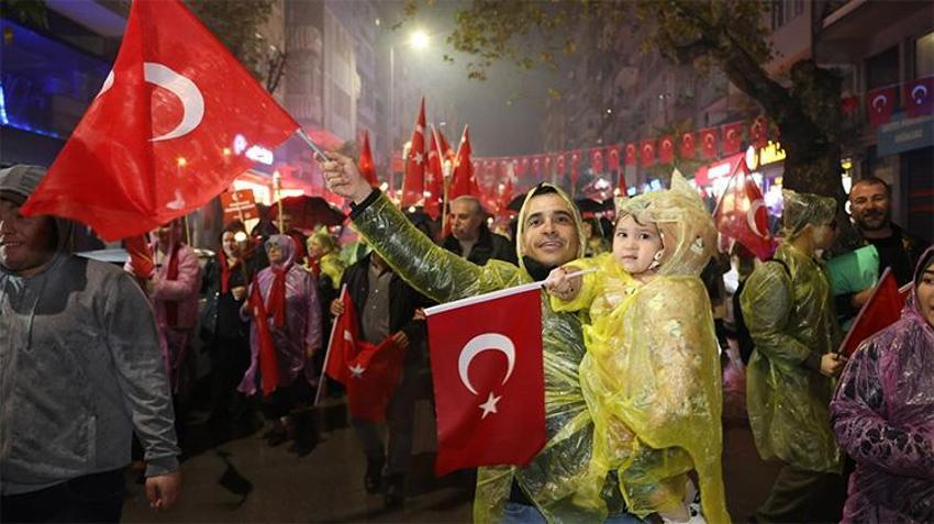 Yağmura rağmen Bursa’da Cumhuriyet coşkusu dinmedi