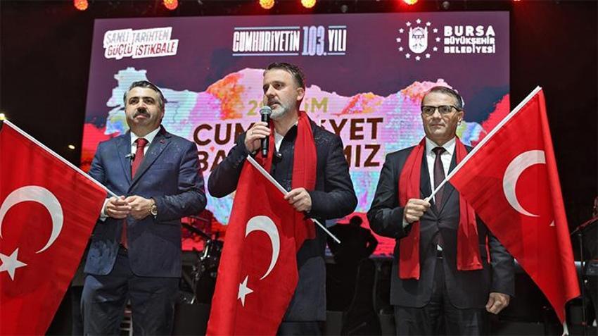 Yağmura rağmen Bursa’da Cumhuriyet coşkusu dinmedi