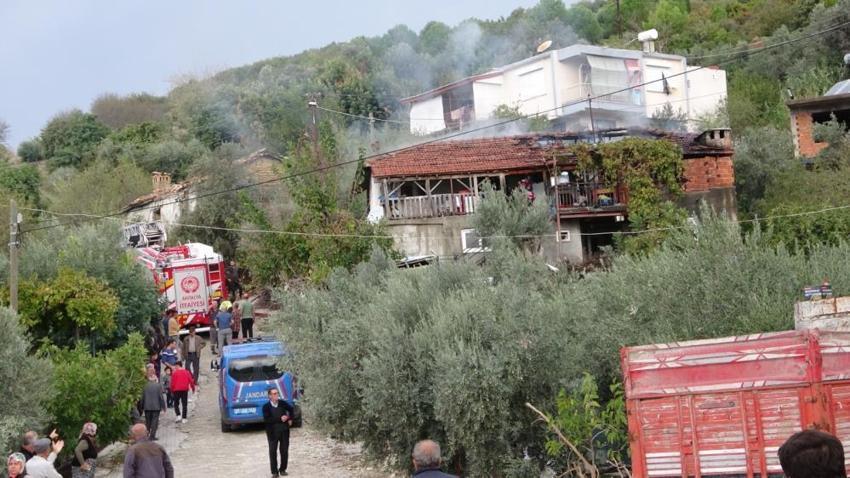 Ocağı benzinle tutuşturmak isterken ev alev yumağına döndü: Ahşap çatı saniyeler içinde kül oldu!