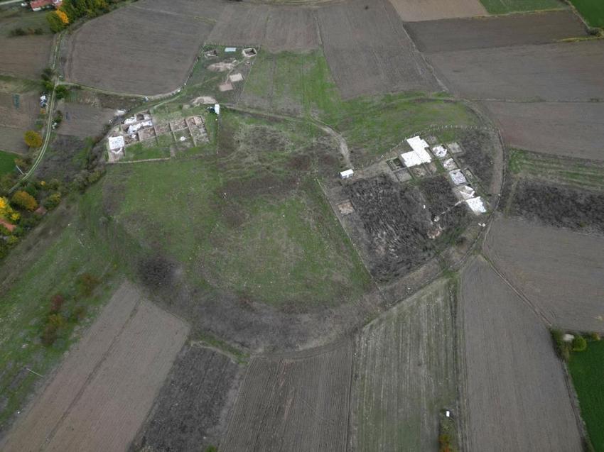 Kalp şeklindeki Tavşanlı Höyük'te 4 bin yıllık keşif: Yıkılan binanın molozları arasından çıktı: 'Binlerce yıl böyle korunmuş'