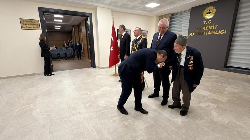 Edremit’te 29 Ekim töreninde duygulandıran an: Kore Gazisinin elini öptüler