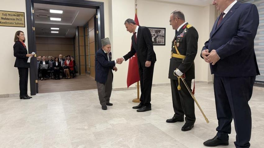 Edremit’te 29 Ekim töreninde duygulandıran an: Kore Gazisinin elini öptüler