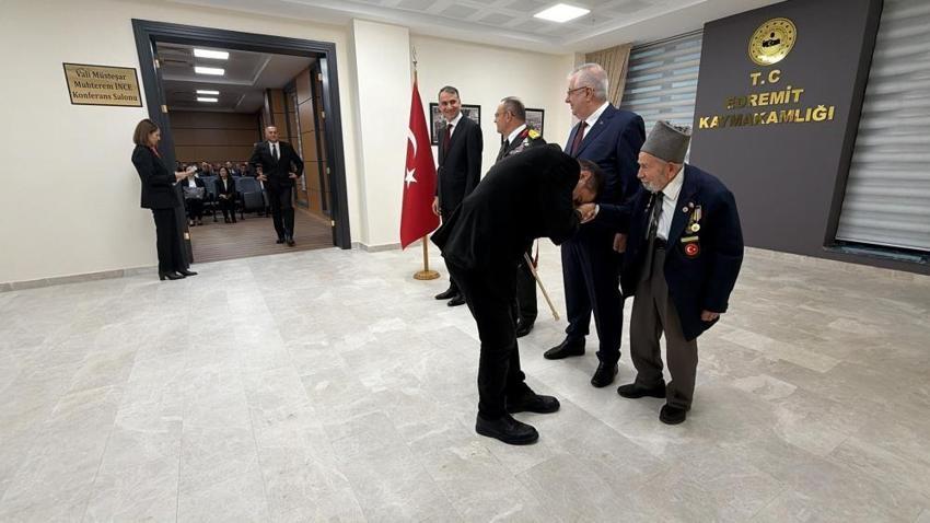 Edremit’te 29 Ekim töreninde duygulandıran an: Kore Gazisinin elini öptüler