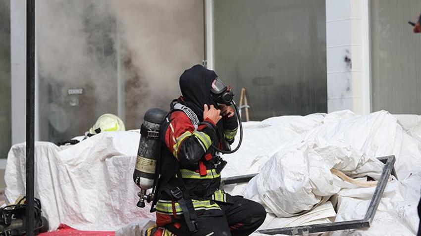 Mersin’de korkutan yangın! 80 kişi balkonlardan tahliye edildi