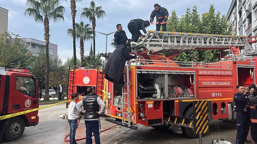 Mersin’de korkutan yangın! 80 kişi balkonlardan tahliye edildi