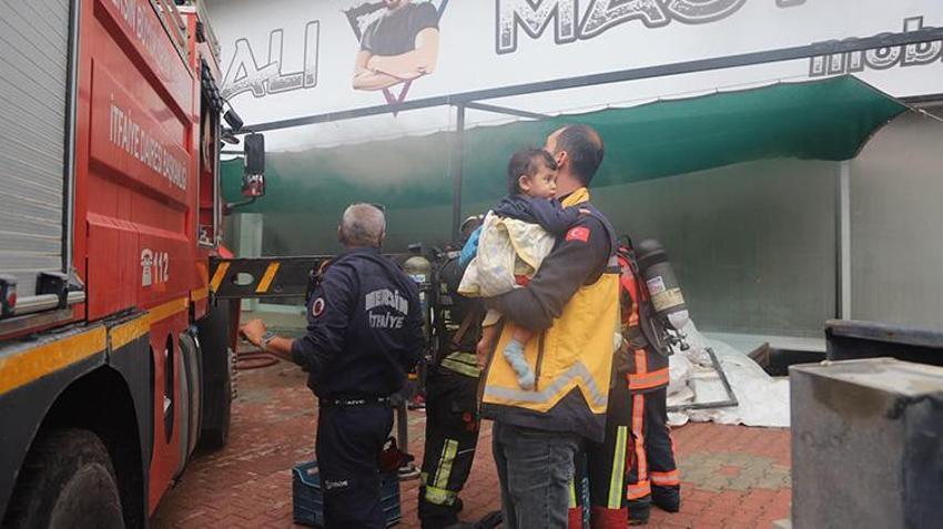 Mersin’de korkutan yangın! 80 kişi balkonlardan tahliye edildi