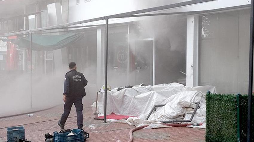 Mersin'de depo yangını: Alevler 4 katlı binayı sardı, mahsur kalanlar itfaiye tarafından kurtarıldı!