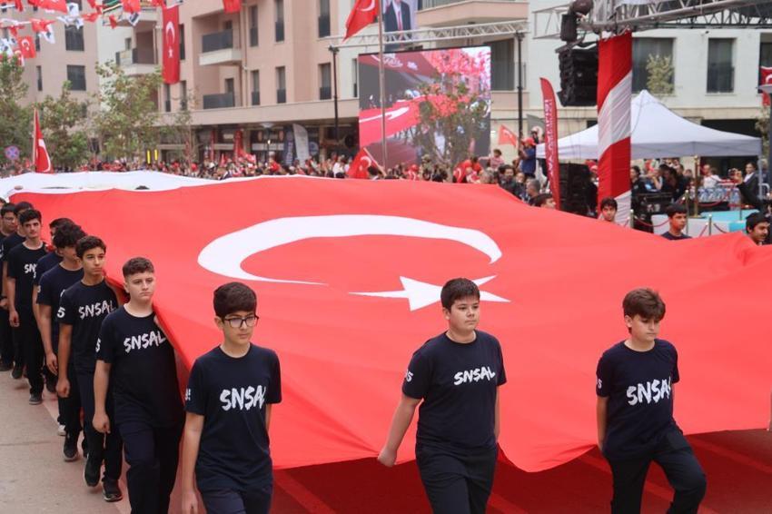 Hatay'da Cumhuriyet coşkusu! Büyük yıkımın yaşandığı cadde yeniden hayat buldu