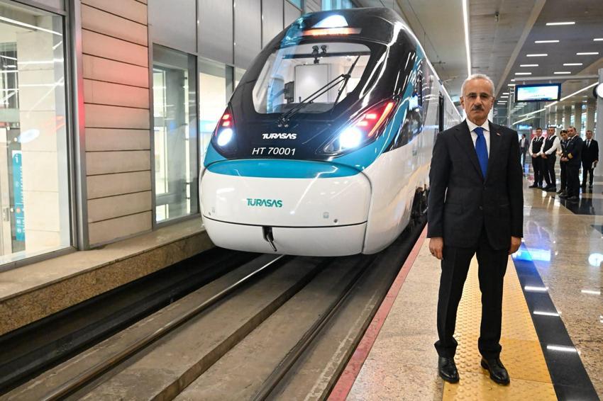 Bakan Uraloğlu Milli Hızlı Treni test etti: 2027'nin ilk çeyreğinde yolcu taşımaya başlaması hedefleniyor