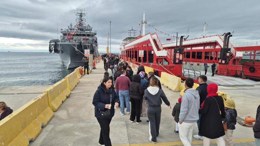 Tekirdağ’da TCG Işın gemisine ziyaretçi akını! Metrelerce kuyruk oluştu