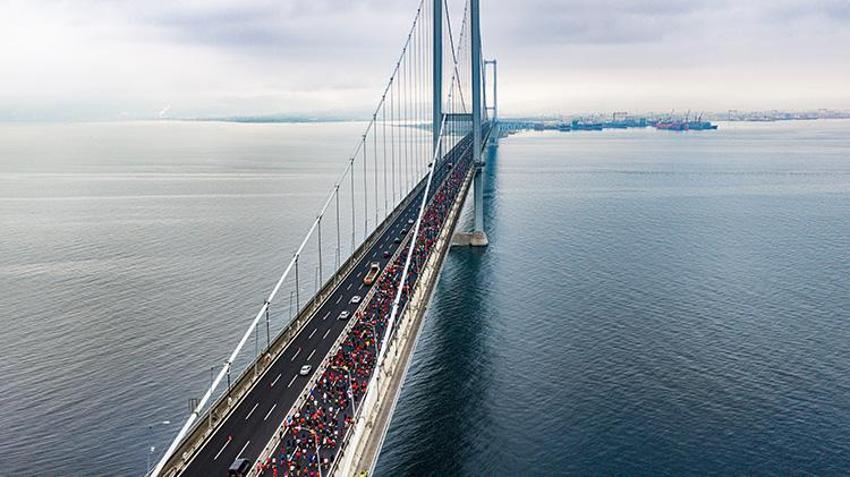 Osmangazi Köprüsü'nde bir ilk! 6 bin 500 kişi, Cumhuriyet için koştu