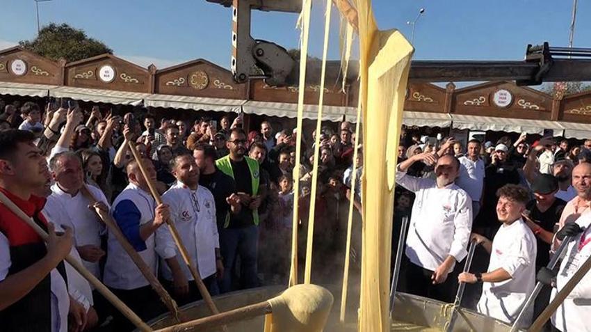 Trabzon Gastronomi Festivali'nde rekor şov: 1 ton 680 kilo kuymak vatandaşa ikram edildi