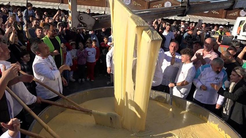 Trabzon Gastronomi Festivali'nde rekor şov: 1 ton 680 kilo kuymak vatandaşa ikram edildi