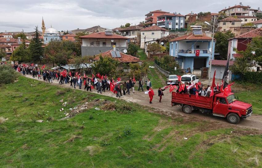 Anadolu köyünde Cumhuriyet'in 103. yıl coşkusu: Yaşlısı genci bayraklarla yürüdü, halaylar çekti