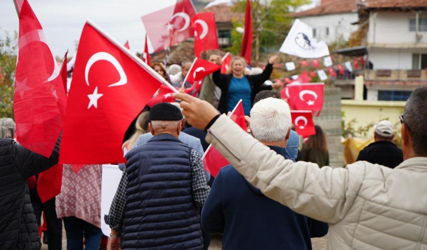 Anadolu köyünde Cumhuriyet'in 103. yıl coşkusu: Yaşlısı genci bayraklarla yürüdü, halaylar çekti