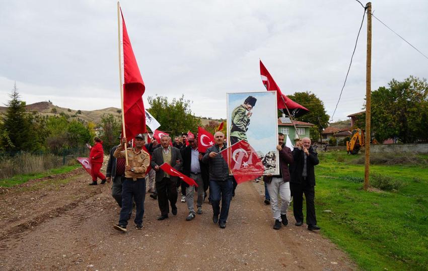 Anadolu köyünde Cumhuriyet'in 103. yıl coşkusu: Yaşlısı genci bayraklarla yürüdü, halaylar çekti