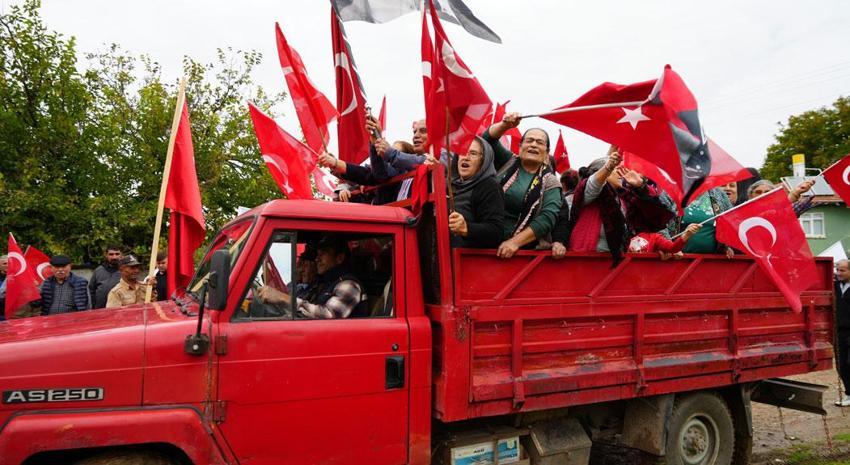 Anadolu köyünde Cumhuriyet'in 103. yıl coşkusu: Yaşlısı genci bayraklarla yürüdü, halaylar çekti