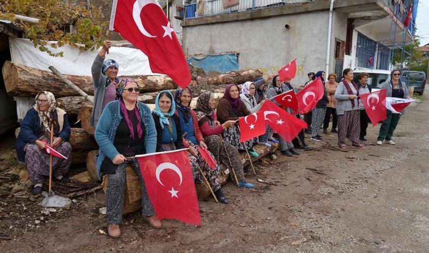 Anadolu köyünde Cumhuriyet'in 103. yıl coşkusu: Yaşlısı genci bayraklarla yürüdü, halaylar çekti