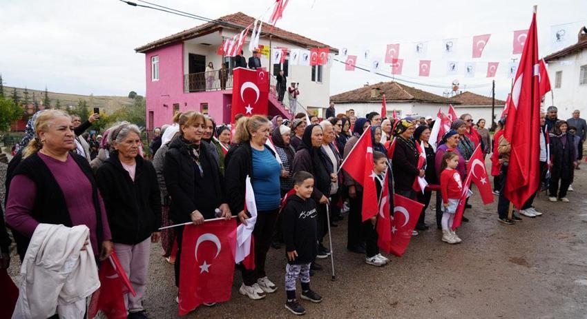 Anadolu köyünde Cumhuriyet'in 103. yıl coşkusu: Yaşlısı genci bayraklarla yürüdü, halaylar çekti