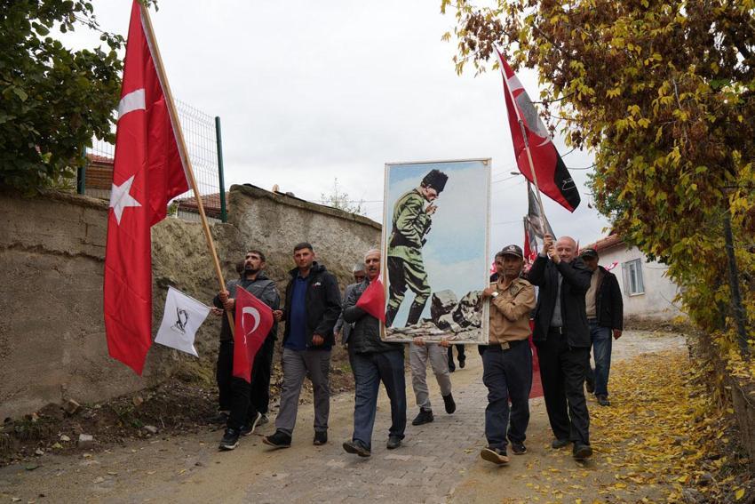 Anadolu köyünde Cumhuriyet'in 103. yıl coşkusu: Yaşlısı genci bayraklarla yürüdü, halaylar çekti