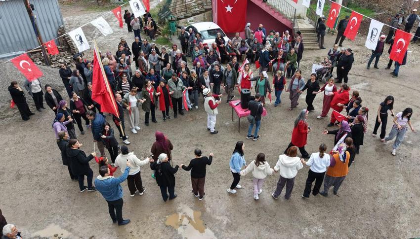 Anadolu köyünde Cumhuriyet'in 103. yıl coşkusu: Yaşlısı genci bayraklarla yürüdü, halaylar çekti