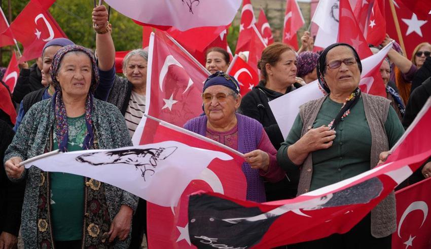 Anadolu köyünde Cumhuriyet'in 103. yıl coşkusu: Yaşlısı genci bayraklarla yürüdü, halaylar çekti