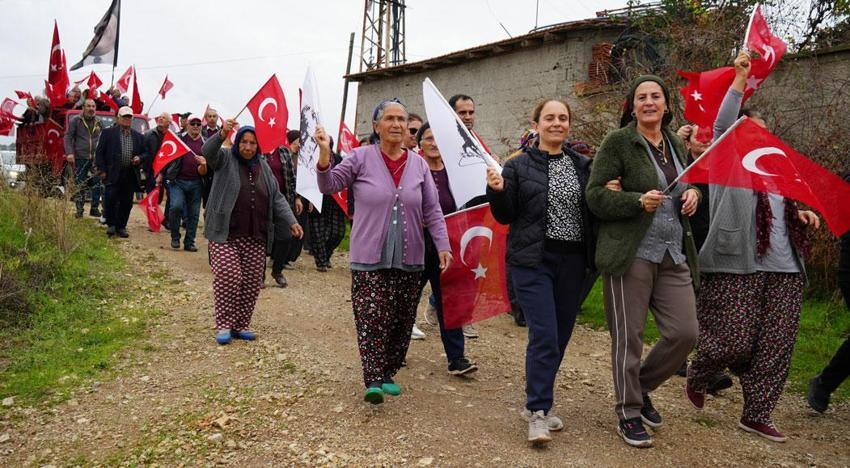 Anadolu köyünde Cumhuriyet'in 103. yıl coşkusu: Yaşlısı genci bayraklarla yürüdü, halaylar çekti
