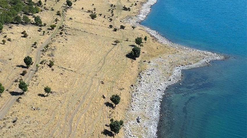 Fotoğraflar her şeyi anlatıyor! Van Gölü’nde sular çekildi, su altındaki gizemli yapılar açığa çıktı