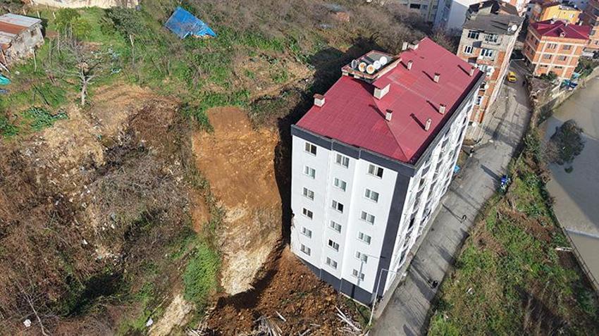 Arhavi'deki tehlike geçmedi: Arkada devasa bir kütle daha var! Sadece yağış değil, depremler de heyelanı tetikliyor!