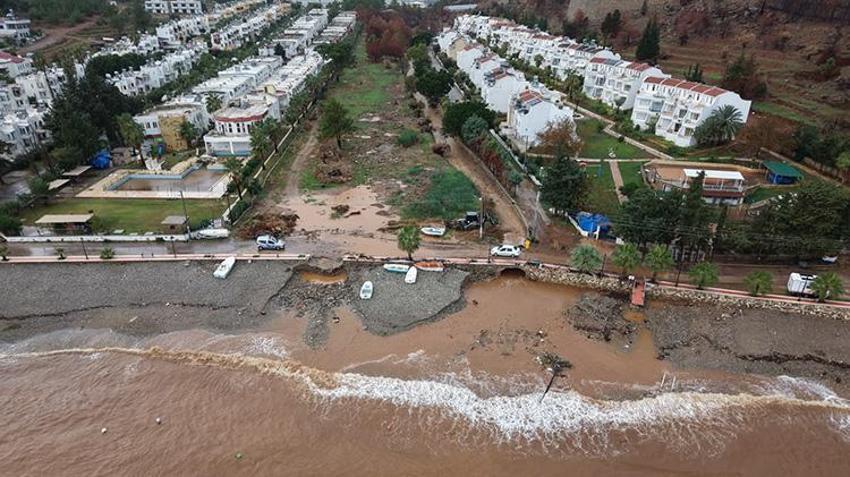 Mersin'de denizin rengi kahverengiye döndü: Balıkçı tekneleri çamur içinde kaldı!