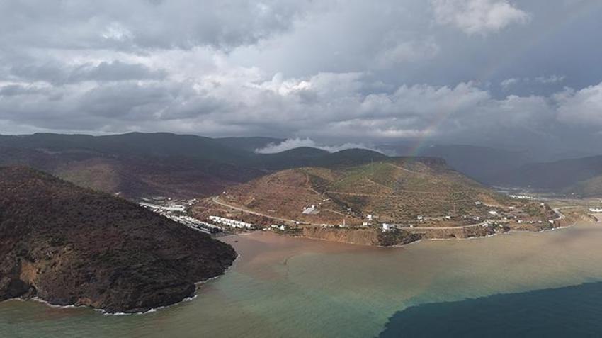 Mersin'de denizin rengi kahverengiye döndü: Balıkçı tekneleri çamur içinde kaldı!
