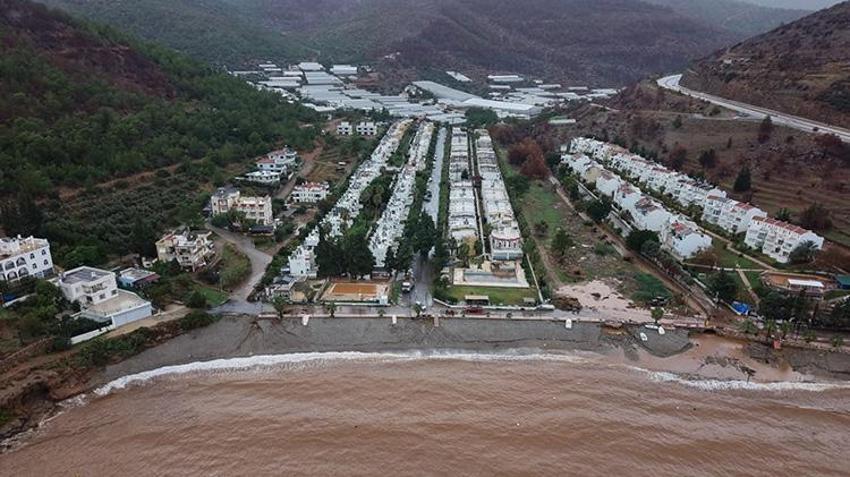 Mersin'de denizin rengi kahverengiye döndü: Balıkçı tekneleri çamur içinde kaldı!