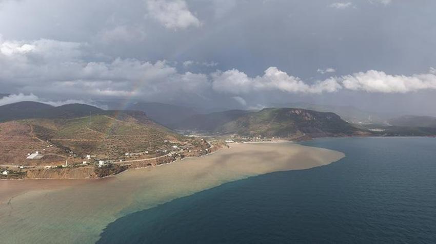 Mersin'de denizin rengi kahverengiye döndü: Balıkçı tekneleri çamur içinde kaldı!