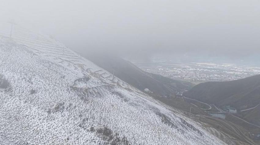 Erzurum'da kış erken geldi! Palandöken Dağı'nın zirvesi beyaza büründü