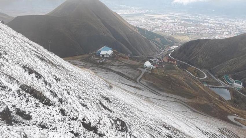 Erzurum'da kış erken geldi! Palandöken Dağı'nın zirvesi beyaza büründü