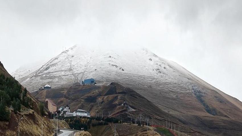 Erzurum'da kış erken geldi! Palandöken Dağı'nın zirvesi beyaza büründü