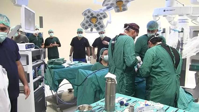 Şanlıurfa’da tıp tarihine geçen ameliyat: 12 yıldır çektiği sancıdan robotik cerrahiyle kurtuldu!