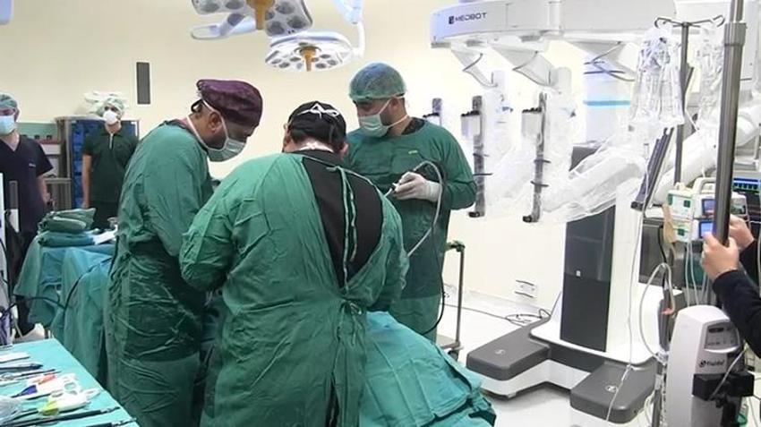 Şanlıurfa’da tıp tarihine geçen ameliyat: 12 yıldır çektiği sancıdan robotik cerrahiyle kurtuldu!