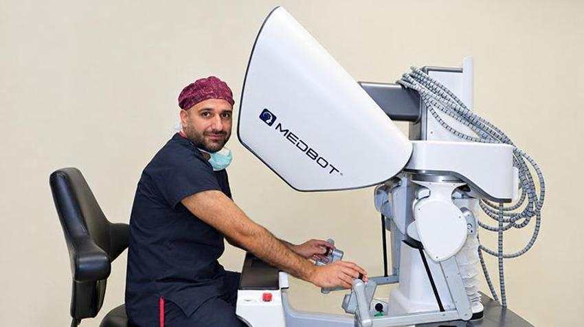 Şanlıurfa’da tıp tarihine geçen ameliyat: 12 yıldır çektiği sancıdan robotik cerrahiyle kurtuldu!