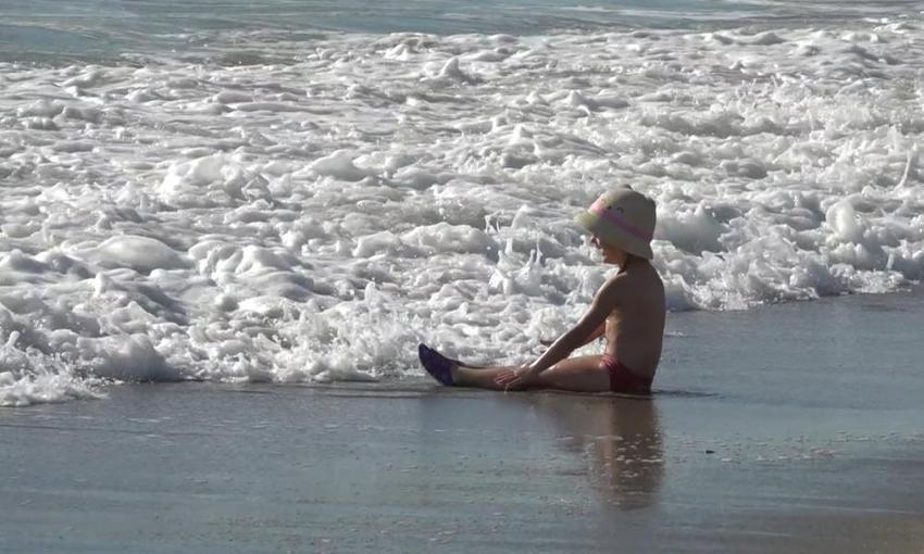 Yurtta fırtına var, Alanya'da turistler plaja akın etti!