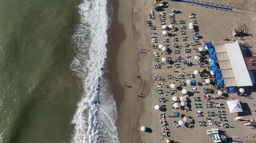 Yurtta fırtına var, Alanya'da turistler plaja akın etti!
