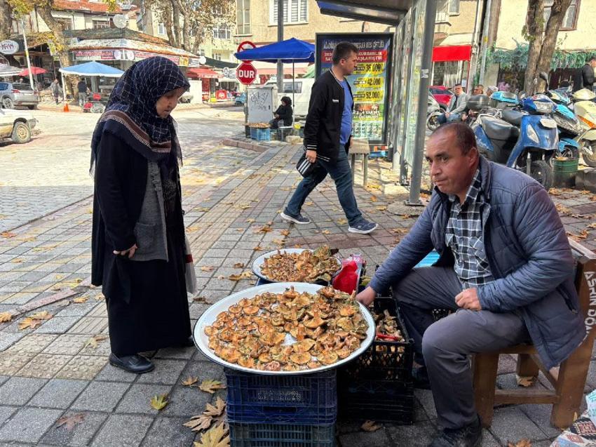 Tavşanlı'da melki mantarı fiyatı 500 liradan 400 liraya düştü!
